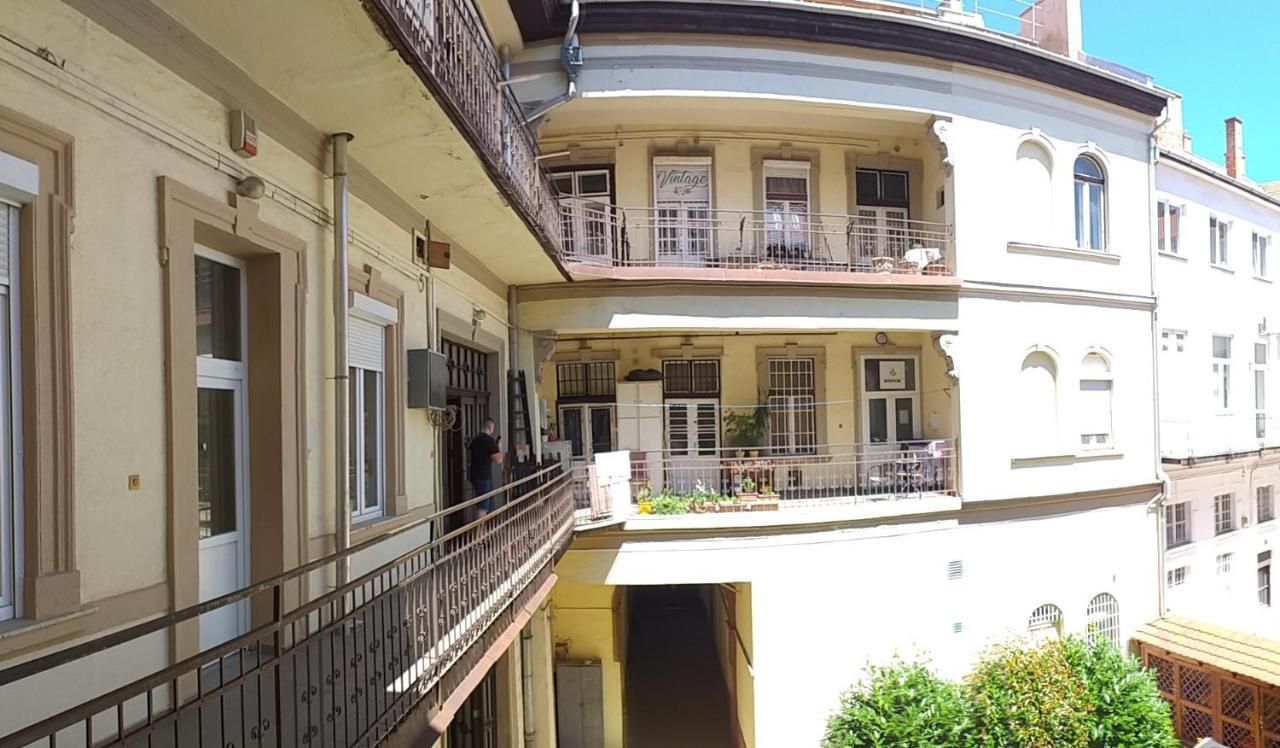 Belvarosi Vintage Apartman A Setaloutcan Miskolc Exterior photo